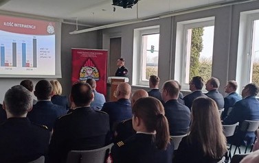 Zdjęcie przedstawia osoby, biorące udział w naradzie rocznej 