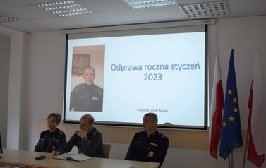 Zdjęcie przedstawia osoby, biorące udział w odprawie rocznej 