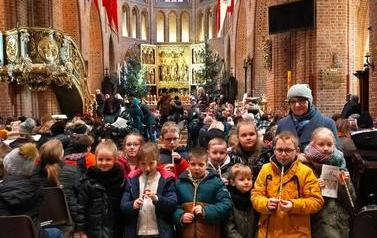 zdjęcie przedstawia flażolecist&oacute;w ze szkoły w Wilkowie Polskim 