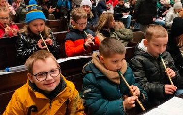 zdjęcie przedstawia flażolecist&oacute;w ze szkoły w Wilkowie Polskim 