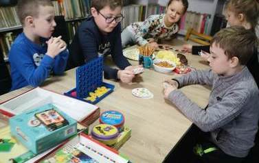 Zdjęcie przestawia dzieci w fili bibliotecznnej w Wilkowie Polskim