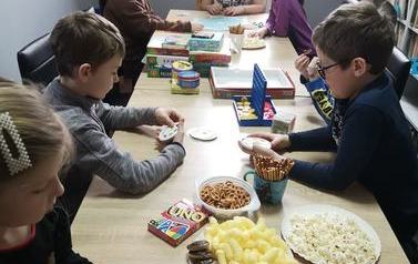 Zdjęcie przestawia dzieci w fili bibliotecznnej w Wilkowie Polskim