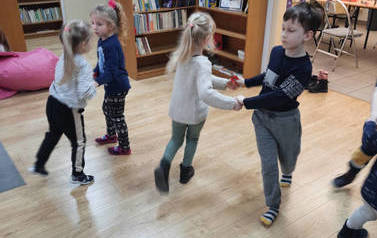 Zdjęcie przedstawia dzieci 