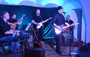zdjęcie przedstawia koncert walentynkowy