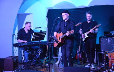 zdjęcie przedstawia koncert walentynkowy