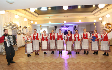 zdjęcie przedstawia jubilat&oacute;w małżeństw
