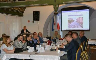zdjęcie przedstawia sesję rady miejskiej wielichowa - absolutorium dla Burmistrza Wielichowa