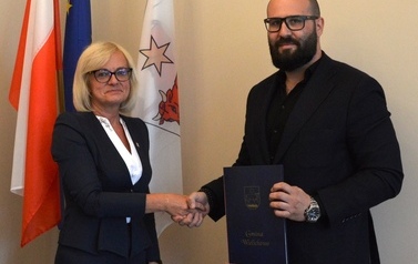 zdjęcie przedstawia podpisanie umowy na rozbudowę przedszkola w Wielichowie