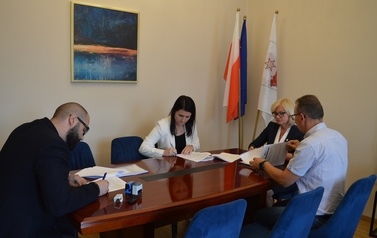 zdjęcie przedstawia podpisanie umowy na rozbudowę przedszkola w Wielichowie