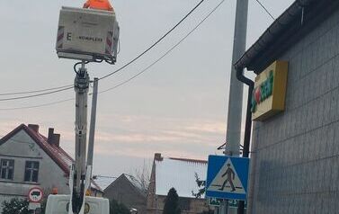 zdjęcie przedstawia montaż nowych lamp led 