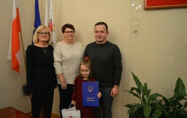 Zdjęcie przedstawia wręczenie nagr&oacute;d 