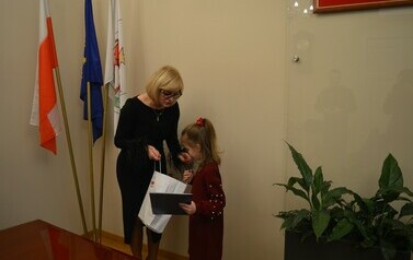 Zdjęcie przedstawia wręczenie nagr&oacute;d 