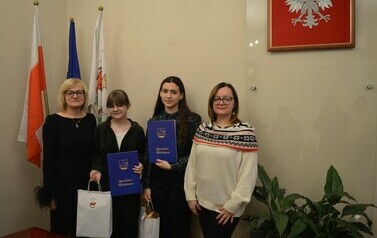 Zdjęcie przedstawia wręczenie nagr&oacute;d 