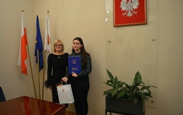 Zdjęcie przedstawia wręczenie nagr&oacute;d 