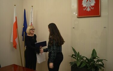 Zdjęcie przedstawia wręczenie nagr&oacute;d 