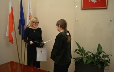 Zdjęcie przedstawia wręczenie nagr&oacute;d 