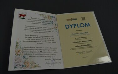 Zdjęcie przedstawia wręczenie nagr&oacute;d 