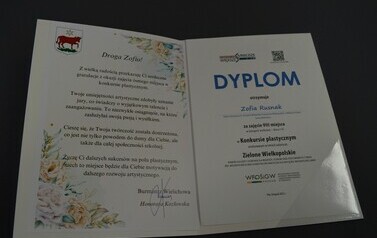 Zdjęcie przedstawia wręczenie nagr&oacute;d 