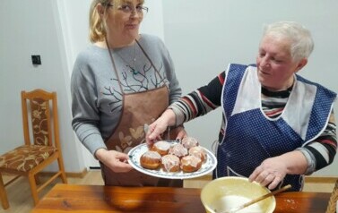 zdjęcie przedstawia KGW podczas smażenia pączek