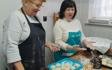 zdjęcie przedstawia KGW podczas smażenia pączek