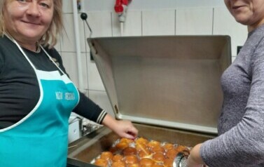 zdjęcie przedstawia KGW podczas smażenia pączek
