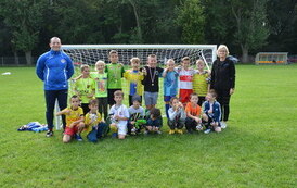 Wsp&oacute;lne zdjęcie najmłodszych piłkarzy z Panią Burmistrz Honoratą Kozłowską 