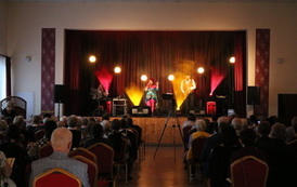 Zdjęcie przedstawia salę wypełnioną ludźmi słuchających koncertu Pani Bernadety Kowalskiej 