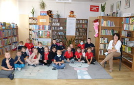 Grupa dzieciak&oacute;w pasowanych na czytelnika w bibliotece w Wielichowie