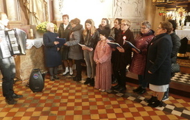 Zdjęcie przedstawia tłum ludzi w kościele 