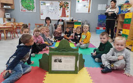 Zdjęcie przedstawia grupę maluszk&oacute;w z przedszkola w Wilkowie Polskim 