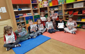 Zdjęcie przedstawia grupę przedszkolak&oacute;w trzymających książki