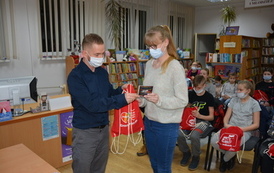 Zdjęcie przedstawia wręczenie pakiet&oacute;w wolontariuszom 