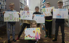 Dzieci stworzyły karty z ilustracjami do wiersza