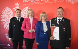 Przekazanie promes na zakup  samochod&oacute;w ratowniczo-gaśniczych dla OSP