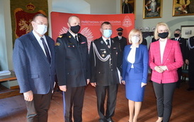 Przekazanie promes na zakup  samochod&oacute;w ratowniczo-gaśniczych dla OSP