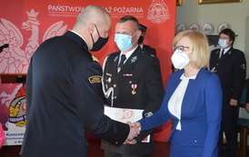 Przekazanie promes na zakup  samochod&oacute;w ratowniczo-gaśniczych dla OSP