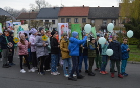 Dzień ziemi poch&oacute;d dzieci 