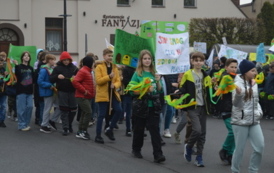 Dzień ziemi poch&oacute;d dzieci 