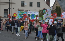 Dzień ziemi poch&oacute;d dzieci 