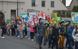 Dzień ziemi poch&oacute;d dzieci 