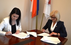 zdjęcie przedstawia podpisanie umowy na rozbudowę przedszkola w Wielichowie