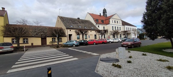 Miejsca postojowe znajdują się przed budynkiem, na&nbsp;og&oacute;lnodostępnym parkingu.