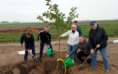 Zdjęcie do Nasadzenia 8 dęb&oacute;w upamiętniających 800 lat istnienia wsi Dębsko