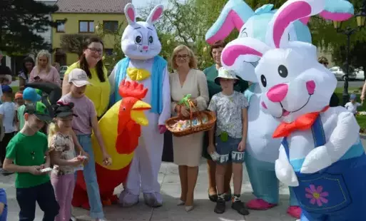 Spotkanie z Zajączkiem na rynku w Wielichowie