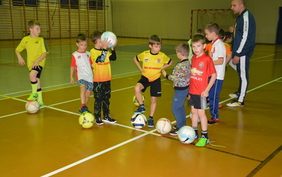 Zdjęcie do LKP Pieczarka trenuje na hali gimnastycznej
