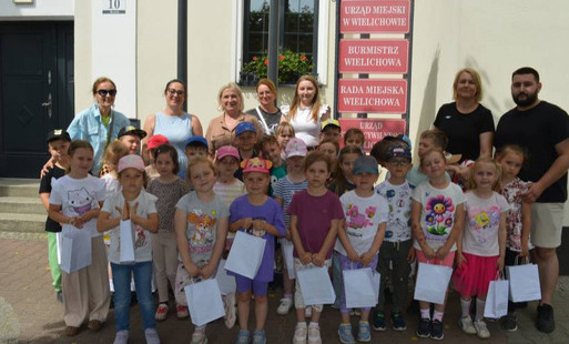 Dzieci z wizytą w Ratuszu z okazji Dnia Samorzadu Terytorialnego