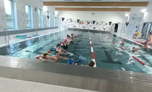 Szkoła Podstawowa im. Polskich Noblistów w Wielichowie stawia na aktywność! Ruszył rządowy projekt „ABC Ruchu – pływam, ćwiczę”