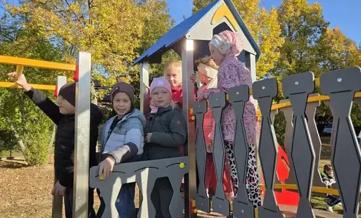 Nowe elementy placu zabaw przy Szkole Podstawowej w Wielichowie